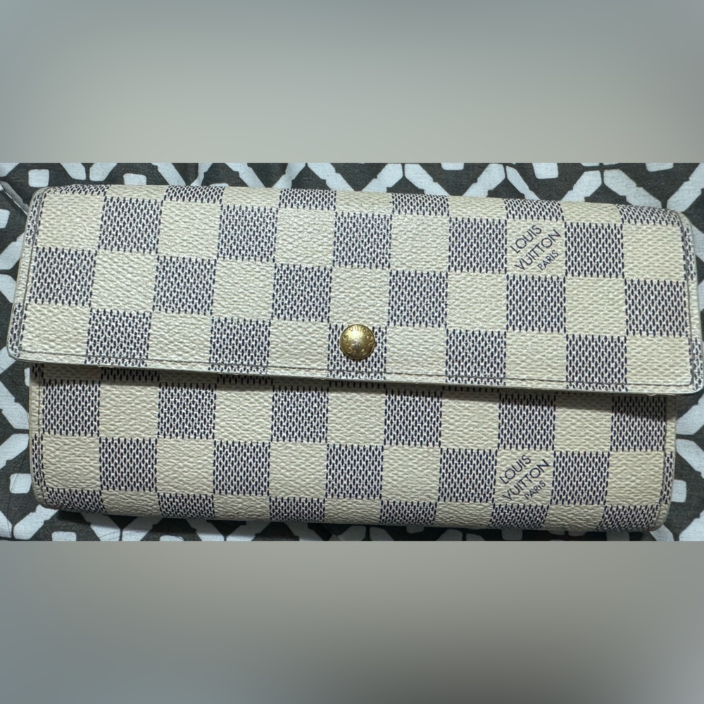Barely Used Wallet. Great condition. I no longer have the box or dust bag.